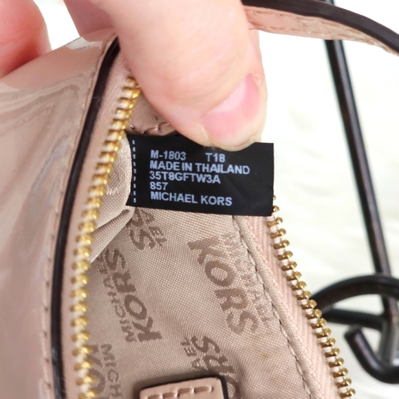 🆑️ MICHAEL Michael Kors Pale Pink Wristlet Golden Metal Hardware Patent Leather - Picture 10 of 17